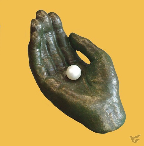 Productafbeelding: voorkant van Beeld EMO16 parel in hand brons 9cm