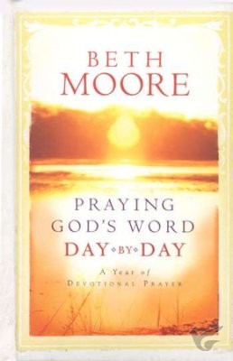 Productafbeelding: voorkant van Praying God's Word Day By Day